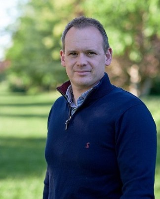 Banks_authorshot_small